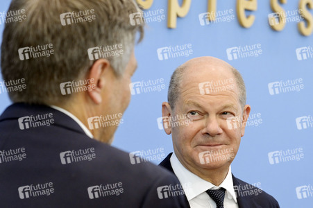 Bundespressekonferenz Bundeshaushalt 2025 in Berlin