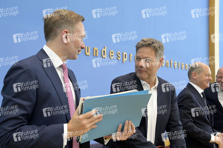 Bundespressekonferenz Bundeshaushalt 2025 in Berlin