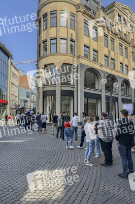 Warteschlange vor dem Apple-Store in Köln