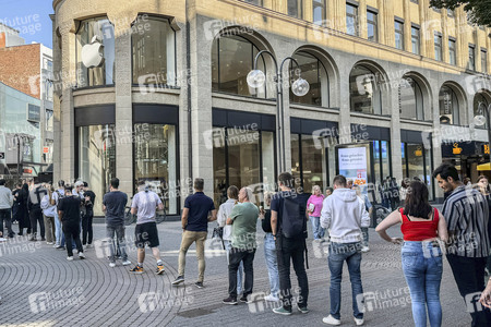 Warteschlange vor dem Apple-Store in Köln