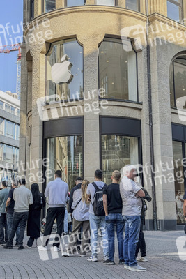 Warteschlange vor dem Apple-Store in Köln