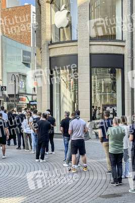 Warteschlange vor dem Apple-Store in Köln