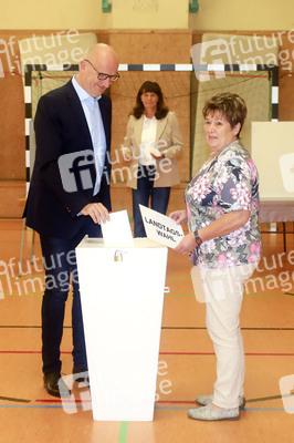 Dietmar Woidke bei der Stimmabgabe zur Landtagswahl in Brandenburg in Forst