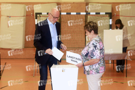 Dietmar Woidke bei der Stimmabgabe zur Landtagswahl in Brandenburg in Forst