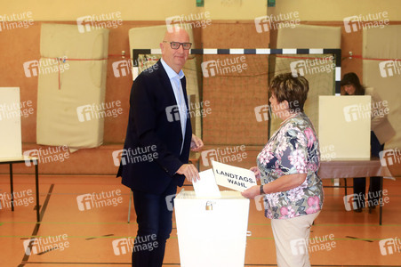 Dietmar Woidke bei der Stimmabgabe zur Landtagswahl in Brandenburg in Forst