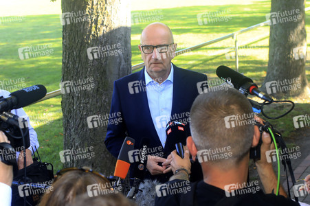 Dietmar Woidke bei der Stimmabgabe zur Landtagswahl in Brandenburg in Forst