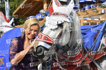 Sixt Damenwiesn beim Oktoberfest 2024 in München