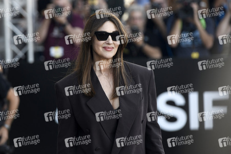 Ankunft von Monica Bellucci und Tim Burton auf dem San Sebastian International Film Festival 2024