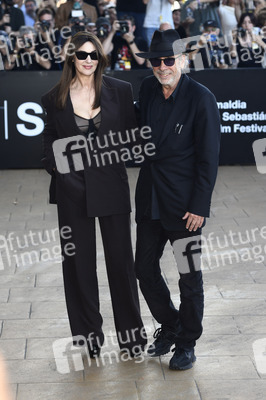 Ankunft von Monica Bellucci und Tim Burton auf dem San Sebastian International Film Festival 2024