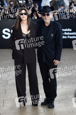 Ankunft von Monica Bellucci und Tim Burton auf dem San Sebastian International Film Festival 2024