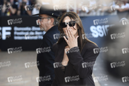 Ankunft von Monica Bellucci und Tim Burton auf dem San Sebastian International Film Festival 2024