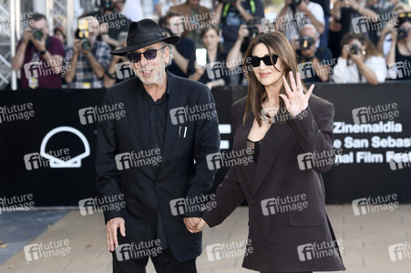 Ankunft von Monica Bellucci und Tim Burton auf dem San Sebastian International Film Festival 2024