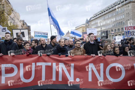 Russen potestieren gegen Putins Krieg in der Ukraine in Berlin