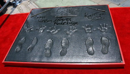 Betonplatte mit Handabdrücken, Fußabdrücken und Autgrammen von Emma Watson, Daniel Radcliffe, Rupert Grint