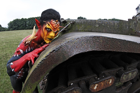 GEEK ART: Tank-Devil Bodypainting