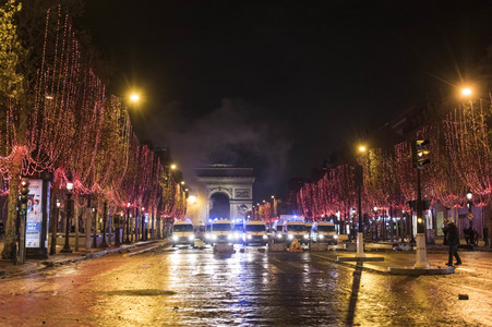 Ausschreitungen nach Demonstration der Warnwesten in Paris