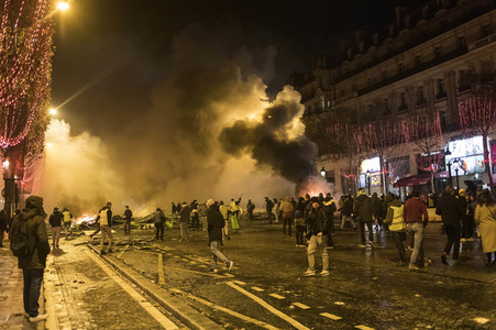 Ausschreitungen nach Demonstration der Warnwesten in Paris