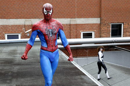GEEK ART: Spider-Man und Spider-Gwen Bodypainting