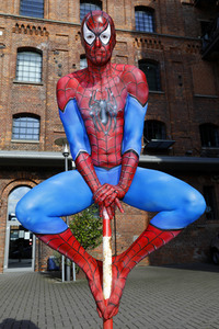 GEEK ART: Spider-Man und Spider-Gwen Bodypainting