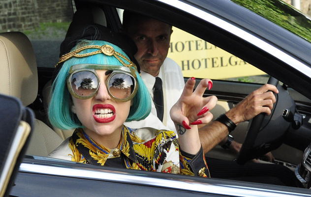 Lady Gaga verlässt das Grandhotel Schloss Bensberg